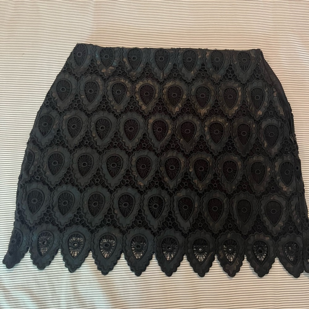 NEW BRAND ZARA EMBROIDERED MINI SKIRT BLACK SIZE LARGE